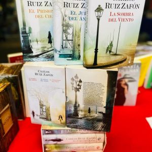 Estuche Trilogía El Cementerio De Los Libros Olvidados (La Sombra del Viento, El Juego del Ángel y El Prisionero del Cielo) Carlos Ruiz Zafón.